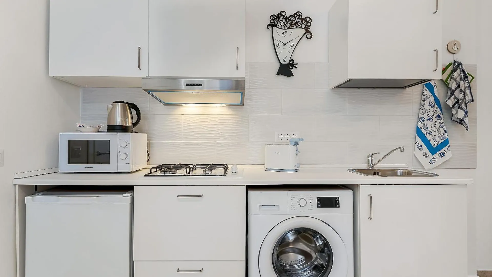 Modern White Apt With Ac And Balcony Monterosso al Mare Apartment